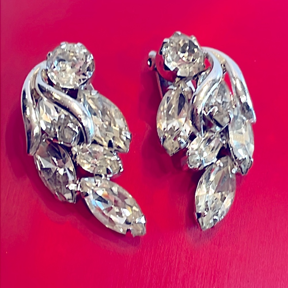 Weiss Vintage Crystal Clip On Earring. Stunning Craftsmanship. Breathtaking - Picture 3 of 8